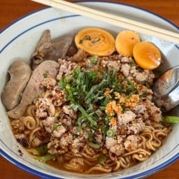 ก๋วยเตี๋ยวหมูสับ ต้มยำ(ในรูปเป็นแบบเพิ่มตับ และไข่อ่อน)