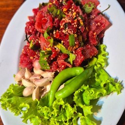 ก้อยเนื้อหั่นลุกเต๋า..ใส่เลือดนิดๆขมๆรสจัดจ้าน