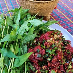 ก้อยเนื้อล้วนหั่น.เล็กๆขมๆนองเลือดนิดๆรสจัดแบบอีสาน