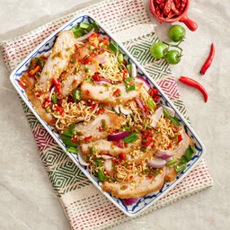 ยำมาม่าคอหมูทอด