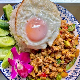 ผัดเผ็ดหมูสับกากหมูราดข้าว