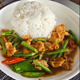 ผัดพริกแกงราดข้าว