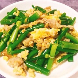 ดอกหอมผัดไข่ราดข้าว