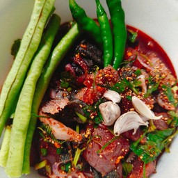 ก้อยเสือหั่นบางลอยเลือดขมๆๆเผ็ดๆ..ตายไม่เอาเรื่อง