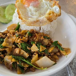 กระเพราหน่อไม้ดอง