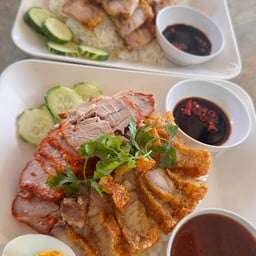ข้าวหมูแดง หมูกรอบ