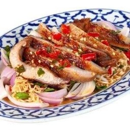 ยำมาม่าคอหมูย่าง