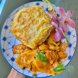 แกงคั่วกุ้งใส่หน่อไม้ดองราดข้าว