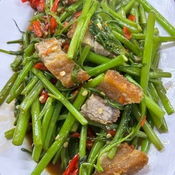 ผักบุ้งหมูกรอบ