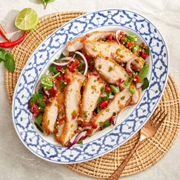 ยำคอหมูทอด