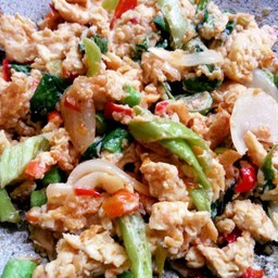 กระเพราไข่ราดข้าว