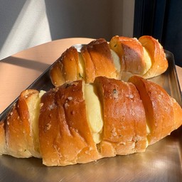 Garlic Cream cheese Shio Pan