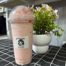 นมเปรี้ยวดัชมิลล์ปั่นปีโป้ ( สีแดง รสสตอเบอร์รี่ )