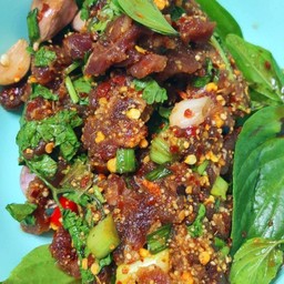 ก้อยเนื้อ.หั่นบางๆใส่มะนาวเปรี้ยวๆๆ..แบบแห้งๆไม่เลือด..รสจัดแบบอีสาน