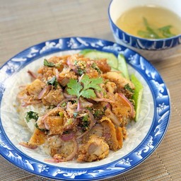 เสน่ห์ข้าวยำไก่แซ่บ