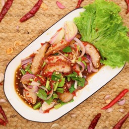 ยำคอหมูทอด