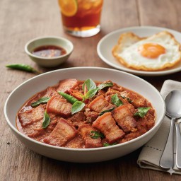 พริกแกงหมูกรอบ (กับข้าว)