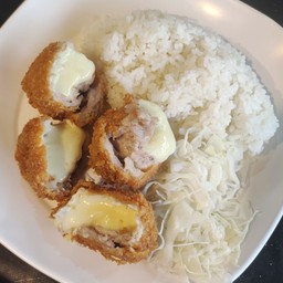 ข้าวหมูห่อชีส ซอสทงคัตสึ