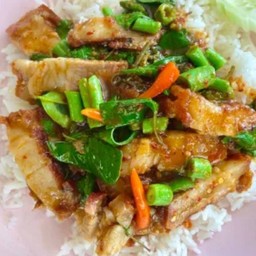 พริกแกงหมูกรอบ