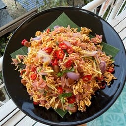 ยำแหนมมาม่ากรอบ