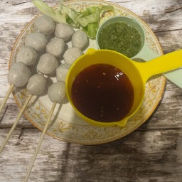 กินดีมีสุข ลูกชิ้นทอด-ยำแซบ