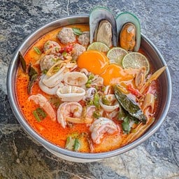 มาม่าต้มยำทะเลทรงเครื่อง (หม้อไฟ)