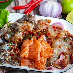 ยำสามทะเล (กุ้งสด,ปูม้า,แซลมอน)