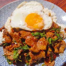ข้าวกระเพราหมูชิ้น+ไข่ดาว