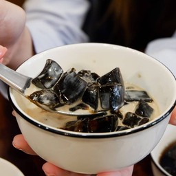 เฉาก๊วยนมสด