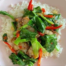 คะน้าหมูกรอบ