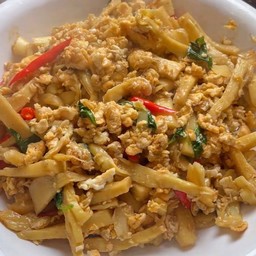 หน่อไม้ผัดไข่ใส่หมูสับใบโหรพา