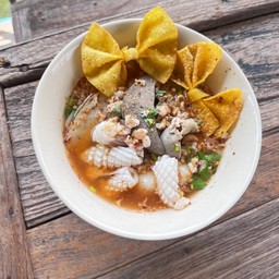 ก๋วยเตี๋ยวยำโบราณหมูเครื่องทะเล