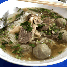 ชาร์ลี ก๋วยเตี๋ยวเนื้อ น่องลาย - หมู