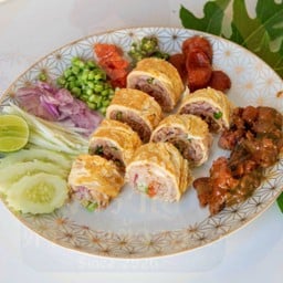 ซูชิโรลข้าวคลุกกะปิไข่ม้วน