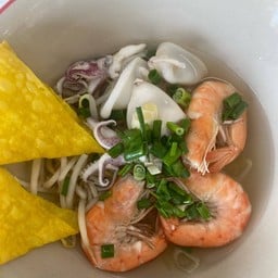 ก๋วยเตี๋ยววันหยุด ศูนย์อาหารปู่เจ้า