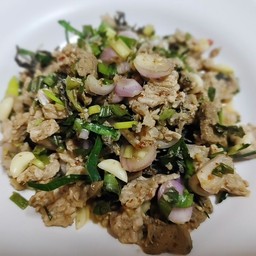 ครัวแม่มิว กะเพราพริกแห้ง ขนมจีนน้ำยากะทิตีนไก่