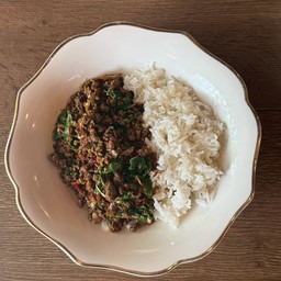 ข้าวแสร้งว่ากะเพรา (หมู)