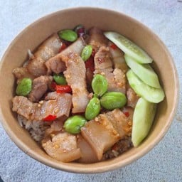 ผัดกะปิสะตอสามชั้น ราดข้าว