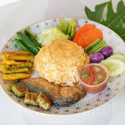 ข้าวห่อไข่คลุกน้ำพริกกะปิ