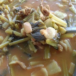 แกงส้มหมูสามชั้นกับผักกวางตุ้ง