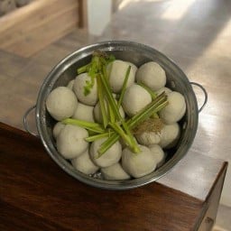 กินดีมีสุข ลูกชิ้นทอด ยำแซบ