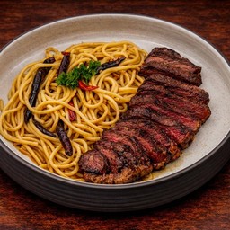 สปาเก็ตตี้ผัดพริกแห้ง เนื้อริบอาย