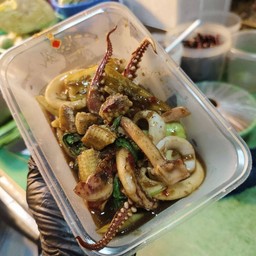 ผัดกระเพราปลาหมึก