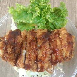 ข้าวหน้าไก่ทอดซอสกระเทียม