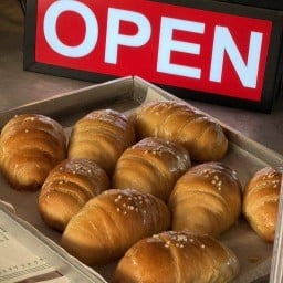 ใต้ถุนบาร์เพื่อนชนก