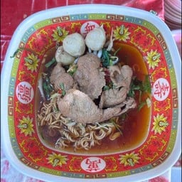 หน่อยก๋วยเตี๋ยวหมูน้ำแดง(ตลาดน้ำอัมพวา) byขัวญ ตลาดน้ำอัมพวา