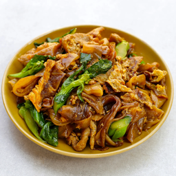 เส้นใหญ่ ผัดซีอิ้ว ไก่สับ