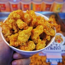 ไก่เขย่าพ่อค้าสักลาย ตลาดเลียบคลองสอง