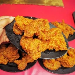 ไก่เขย่าพ่อค้าสักลาย ตลาดเลียบคลองสอง