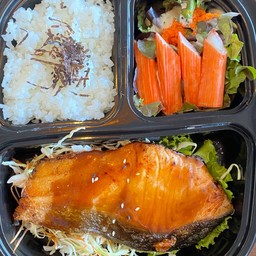 ข้าวหน้าแชลม่อนพร้อมสลัด